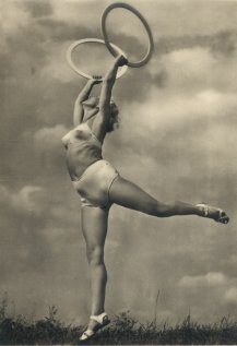 Unknown photographer, Schnheit der Gymnastik Reifengymnastik