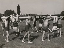 Unknown photographer, Baumstamturnen