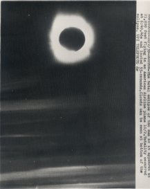 Anonymous, The total eclipse of the sun as it appeared at 21.000