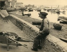 Unknown photographer, Fisherman in a Dutch port